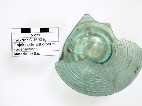 Gefäßfragment mit Fadenuaflagen